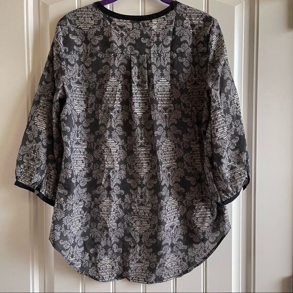 2/$16 New York & Company Gray Print V Neck Blouse; SZ S; Good Condition - Picture 6 of 6